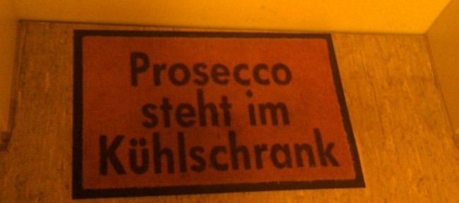 Willkommensgruß vor einer Münchner Wohnungstür. Wo sonst. 